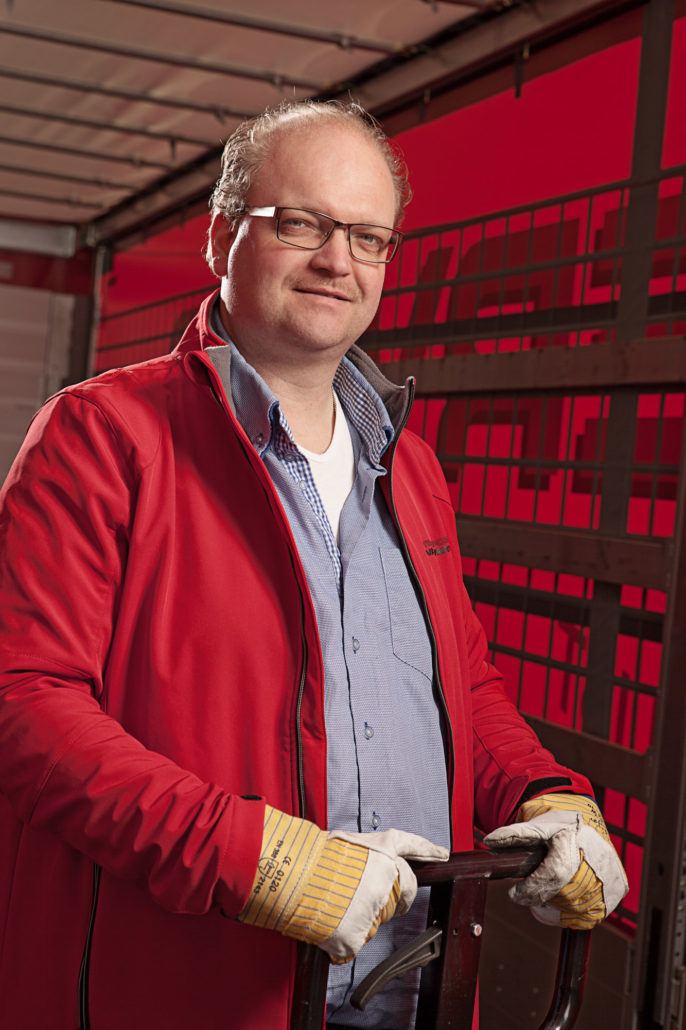 chauffeur Jean-Piere Vrieze (van Overveld) met pompwagen in trailer