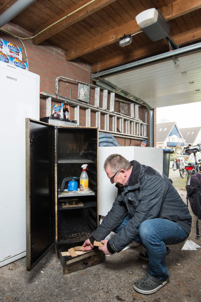 Aart Bronkhorst rookt vis en vlees in zijn garage.