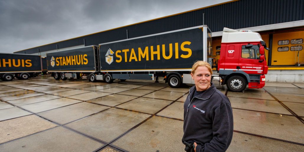 Nederland 2016 TON Floor Warmerdam, Chauffeur LZV. Een Langere en Zwaardere Vrachtautocombinatie (LZV), ook wel Ecocombi, is een vrachtwagen die meer vracht kan en mag vervoeren dan een gewone vrachtautocombinatie. Een LZV is maximaal 25,25 meter lang en 60 ton zwaar, terwijl een gewone vrachtwagen maximaal 18,75 lang is en (in Nederland) maximaal 50 ton zwaar mag zijn. Omdat het brandstofverbruik nauwelijks stijgt, wordt bij het transporteren van goederen per LZV 4 tot 30% brandstof bespaard. Er bestaan zeven mogelijke LZV-varianten (zie afbeelding). De varianten F en G komen nauwelijks voor. COPYRIGHT Chris Pennarts Blokland 82 3417 MR Montfoort The Netherlands+31653309747 info@chrispennarts.nl www.chrispennarts.nl