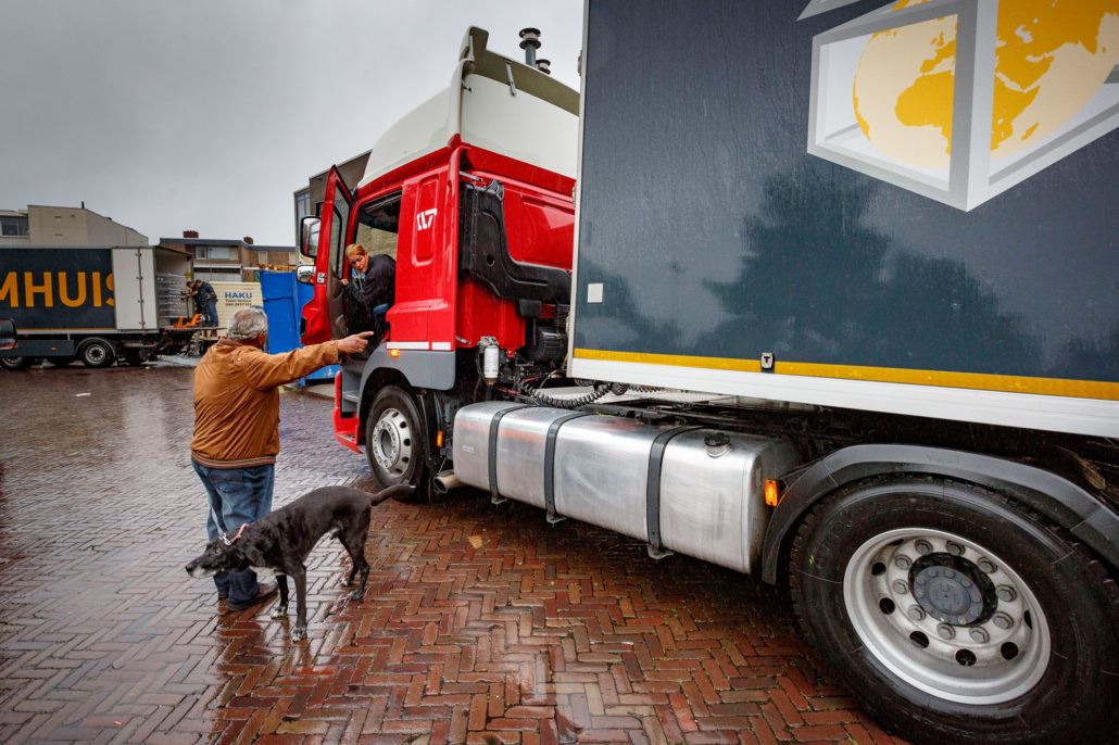 Nederland 2016 TON Floor Warmerdam, Chauffeur LZV. Een Langere en Zwaardere Vrachtautocombinatie (LZV), ook wel Ecocombi, is een vrachtwagen die meer vracht kan en mag vervoeren dan een gewone vrachtautocombinatie. Een LZV is maximaal 25,25 meter lang en 60 ton zwaar, terwijl een gewone vrachtwagen maximaal 18,75 lang is en (in Nederland) maximaal 50 ton zwaar mag zijn. Omdat het brandstofverbruik nauwelijks stijgt, wordt bij het transporteren van goederen per LZV 4 tot 30% brandstof bespaard. Er bestaan zeven mogelijke LZV-varianten (zie afbeelding). De varianten F en G komen nauwelijks voor. COPYRIGHT Chris Pennarts Blokland 82 3417 MR Montfoort The Netherlands+31653309747 info@chrispennarts.nl www.chrispennarts.nl