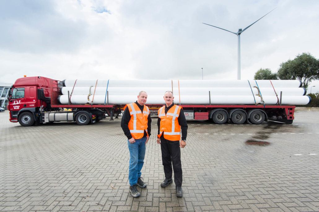 Chauffeurs Coryan Kooiman en Chauffeur Rob van der Giessen op het terrein van Lensveld in Vlaardingen.