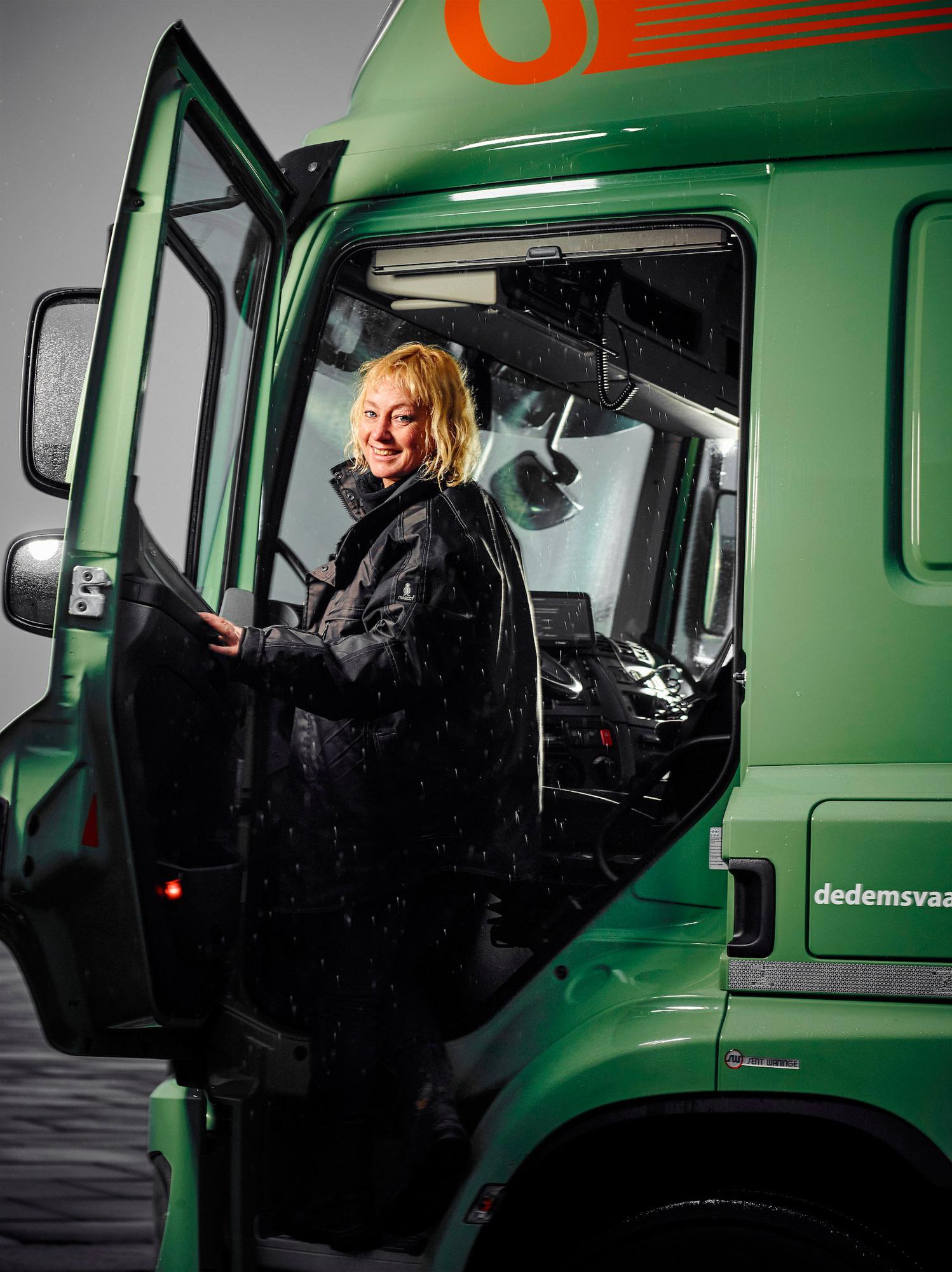 Lucienne Mulder van Oegema Transport in haar vrachtwagen