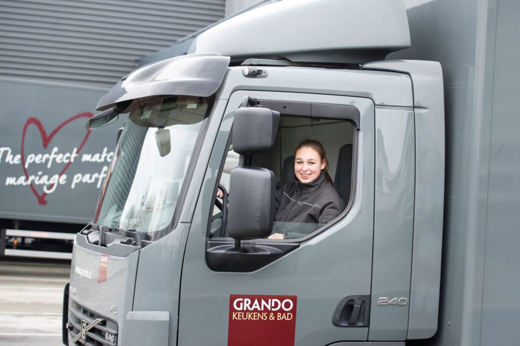 Amber Velings kwam via STL bij Grando Logistics uit waar Frank van de Griendt haar praktijkbegeleider was. Nu rijdt ze zelf op de wagen.