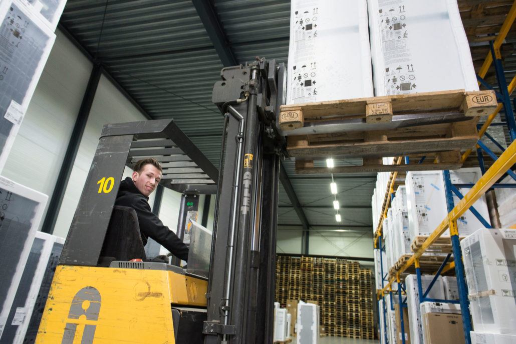 Loek de Bruin kwam via STL bij Grando Logistics terecht. Hij werkt in het magazijn.