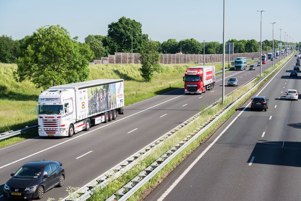 De Alpe d'HuZes karavaan in kolonne op de A2 bij Born.